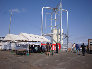 南極昭和基地に設置する風力発電機の耐震試験のため、秋田県の鳥海山麓に設置された発電機（製作・三栄機械）